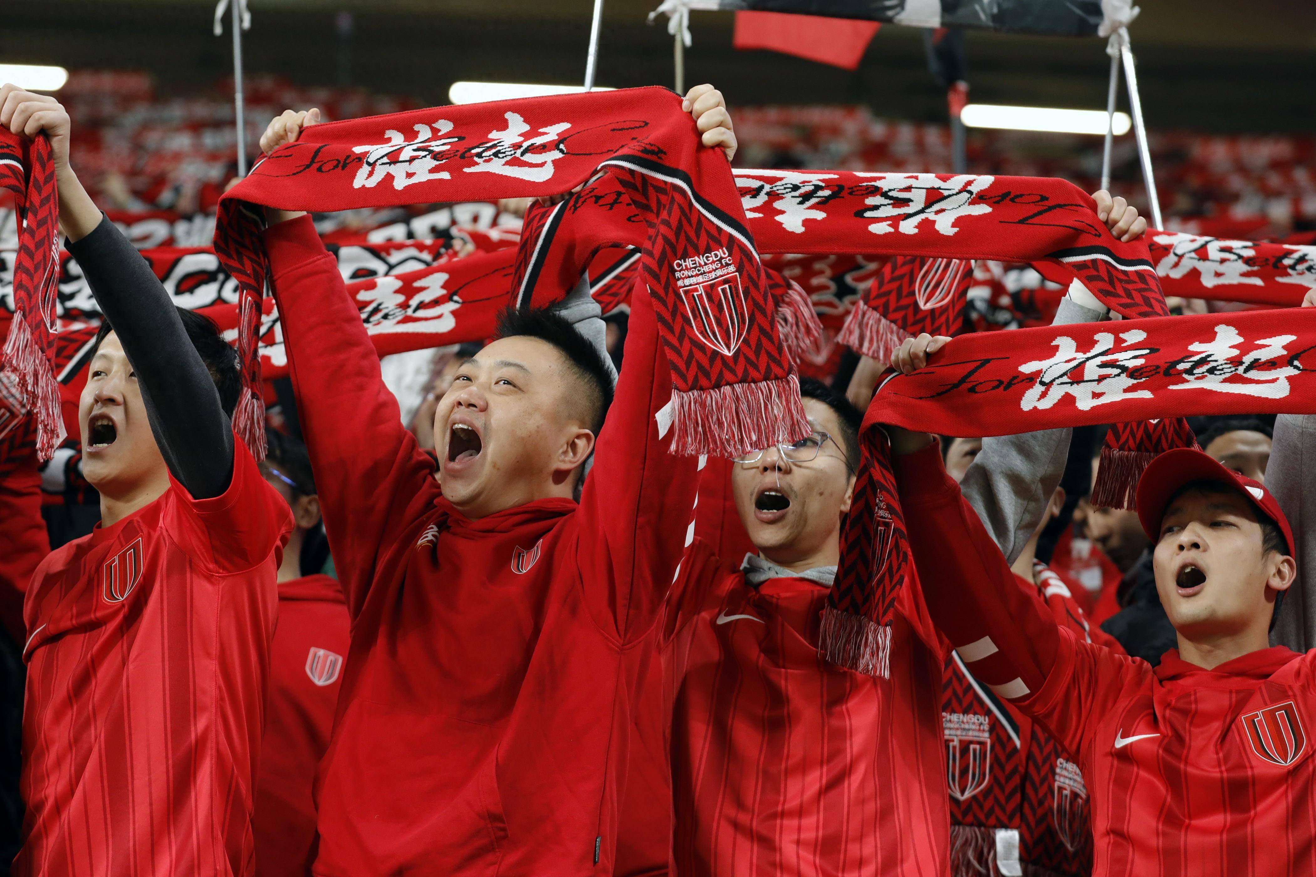 关于国内足球盛宴持续进行，球员表现备受瞩目的信息