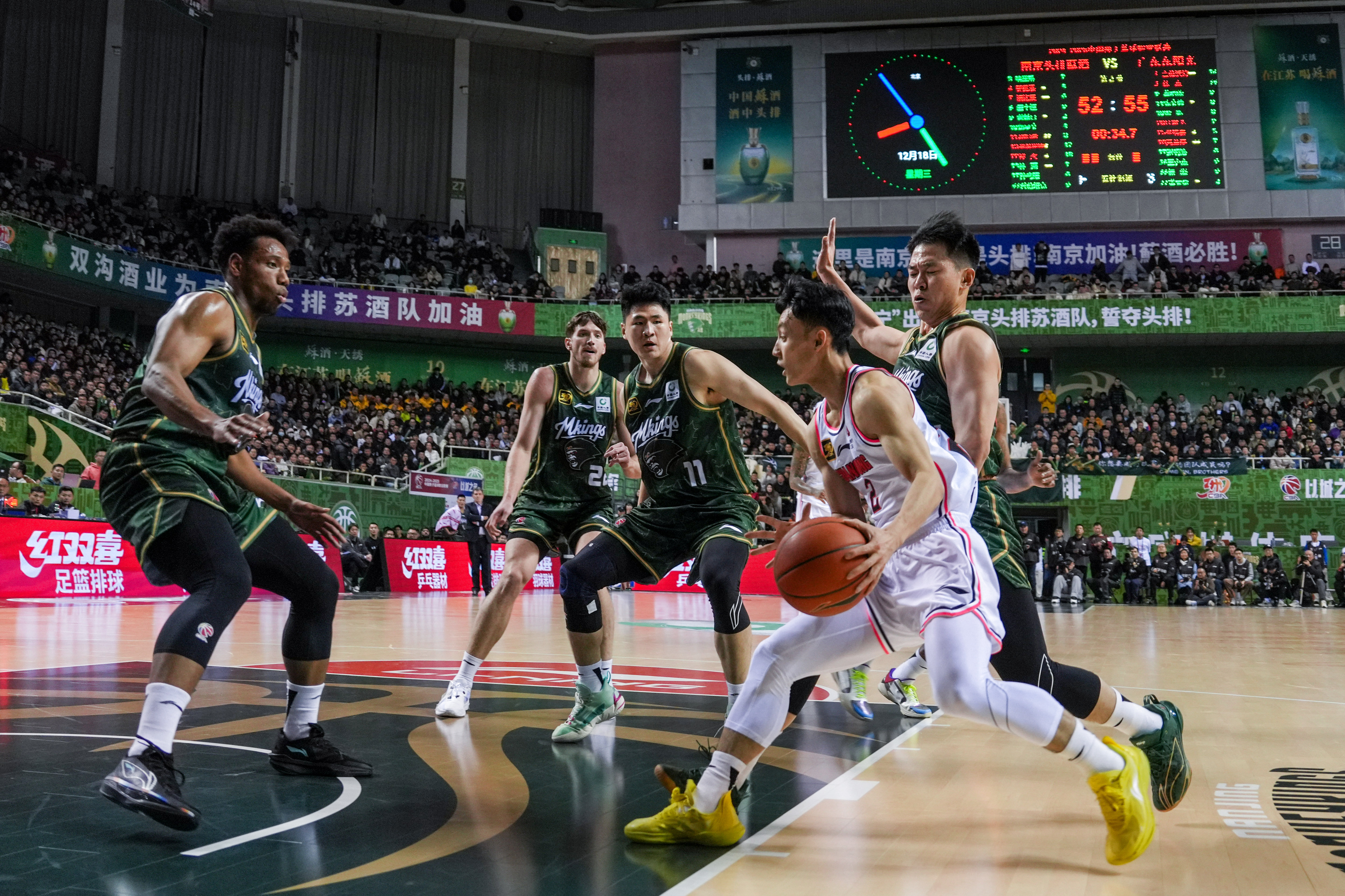 赛场上球员们拼尽全力争夺胜利的场面